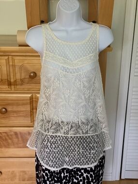Women’s lace top, size medium, colour white